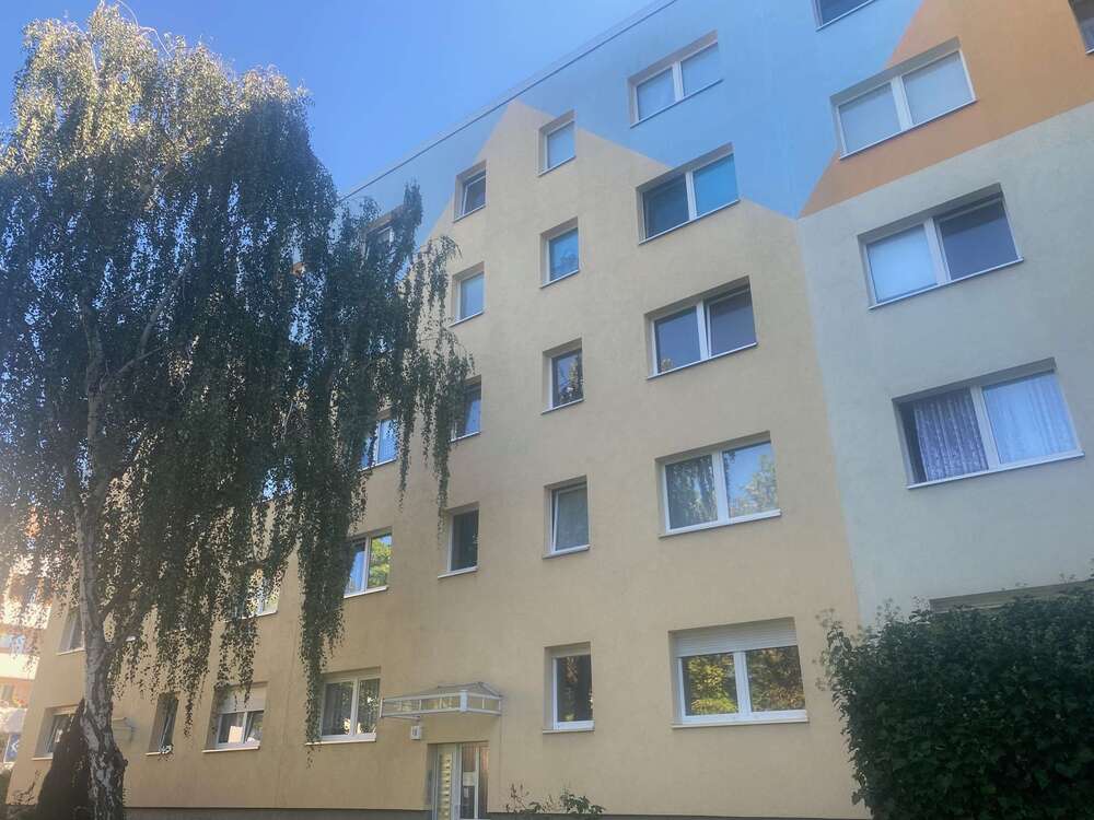 Wohnung in Randlage von Halle-Neustadt, idyllisch im Grünen & Loggia und Weitblick! - Halle/Saale