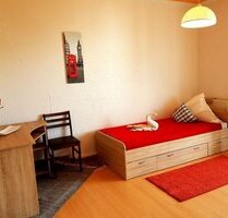 Möbliertes Zimmer in Frauen WG - 400,00 EUR Kaltmiete, ca.  20,00 m² in Sindelfingen (PLZ: 71067) Nord