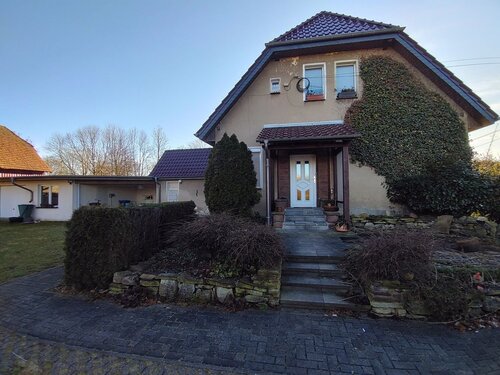 Giebel- mit Eingangsansicht - Einfamilienhaus mit großzügigem Grundstück, außerhalb von Rathenow