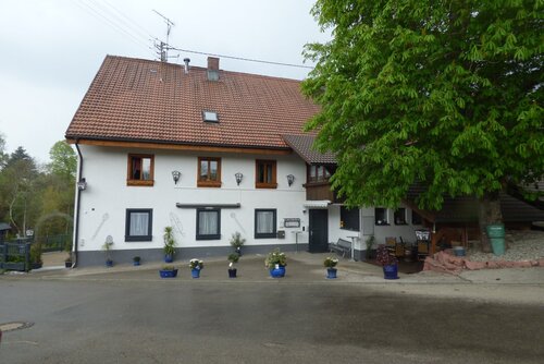 Bild 1 - Hürrlingen: Traditionsgasthaus + Wohngeschäftshaus mit Bauplatz und Landwirtschaftsfläche