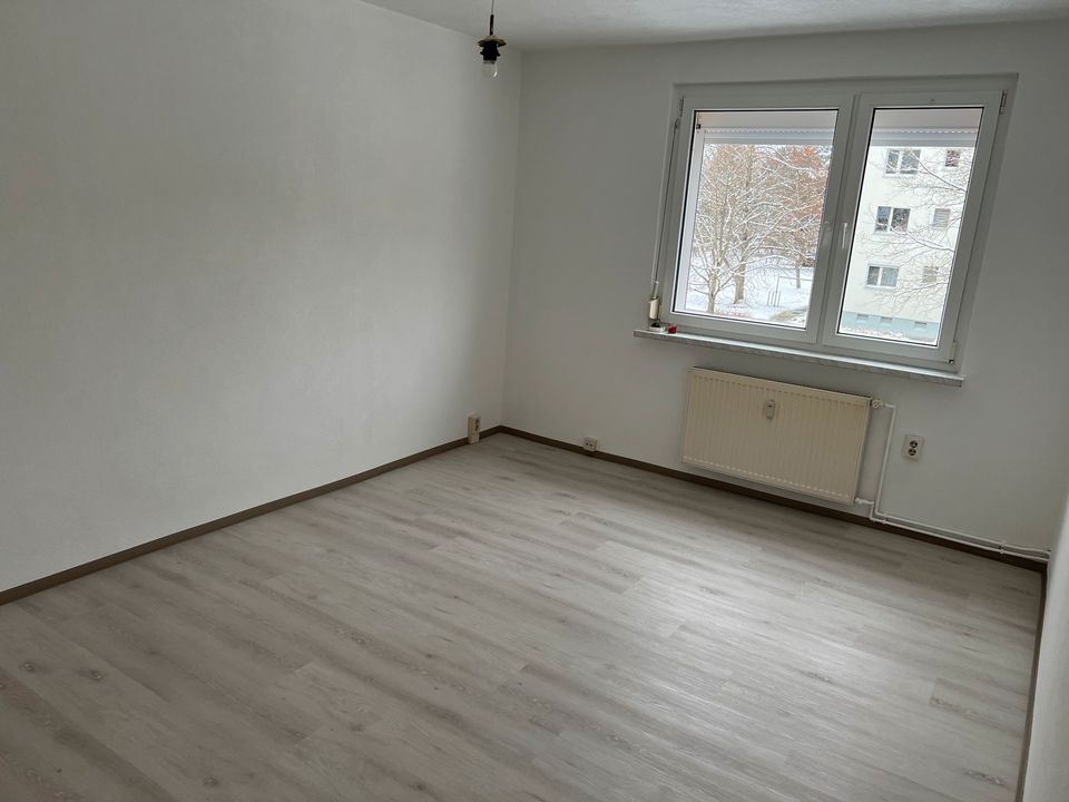 Helle drei Zimmer Wohnung in Lauta-Sachsen. 380, €