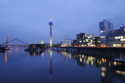 WG Zimmer Düsseldorf - abenddämmerung architektionisch bauwerke beleuchtet blau brücke bürogebäude deutschland düsseldorf europa fernsehturm fluss gehry hafen hafenbecken hauptstadt himmel kommunikation medienhafen metropole nacht nachtleben nordrhein westfalen nrw panorama promenade reisen rhein rheinhafen rheinmetropole rheinturm sehenswürdigkeit skyline spiegelung sportboothafen stadt starruhm straßenlaterne turm uferpromenade uferviertel wasser yachthafen.