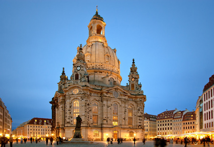 WG Zimmer Dresden - abend abendstimmung altstadt architektur außen beleuchtung blau blauer himmel denkmal dresden dunkel dämmerung elbflorenz evangelisch frauenkirche gebäude historisch häuser innenstadt kirche kuppel licht marktplatz martin luther menschen nacht neuaufbau neumarkt panorama sachsen tourismus urlaub.