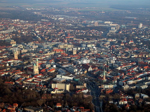 WG Zimmer Braunschweig - Stadtzentrum 2011: Zu erkennen sind u. a. Petritorbrücke mit Kreuzung Radeklint (Mitte unten), Petrikirche (rechts vom Radeklint), Brüdernkirche, Andreaskirche, Katharinenkirche, Schloss, Dom, Rathaus, Magnikirche, Staatstheater (links, mittig am Bildrand), Herzog Anton Ulrich-Museum, Aegidienkirche, Braunschweig Hauptbahnhof (rechts oben im Hintergrund)..