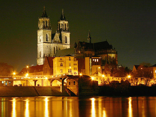 WG Zimmer Magdeburg - Das Wahrzeichen der Stadt, der Magdeburger Dom mit Blick über die Elbe nachts.