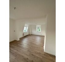 Großzügige 4-Zimmer mit neuem Laminat und 2xWannenbad guter Lage! - Roßwein
