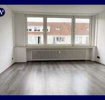 Renovierte 2 Zimmer zum Wohlfühlen: guter Schnitt, gute Lage, Wannenbad, separate Küche, Abstellraum - Oberhausen Altstadt-Mitte