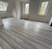 Neues Laminat - gemütliche Dachschrägen - Uni-nah - Wohnzimmer mit Arbeitsecke - Chemnitz Bernsdorf