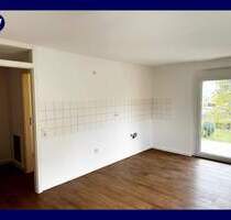 Renovierte 2 Zimmer + Tageslichtbad mit Dusche + neuer Boden + Balkon mit Blick ins Grüne - Singen (Hohentwiel)