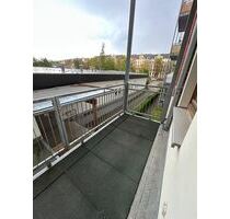 Großzügige 2-Zimmer mit Balkon, offener Küche und Laminat in guter Lage! - Chemnitz Hilbersdorf