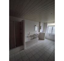 Große 3-Zimmer mit Laminat, Balkon, Wanne und Dusche in ruhiger Lage - Chemnitz Ebersdorf