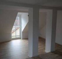 Gemütliche DG 2-Zimmer mit Laminat, Balkon, EBK und Wannenbad in ruhiger Lage! - Reinsdorf b Zwickau