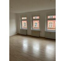 Großzügige DG 3-Zimmer mit Laminat, Wannenbad und EBK mgl. in ruhiger Lage!!! - Werdau