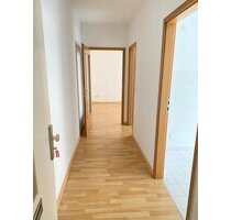 ========solide 2-Zimmer - Wohnung mit Laminat, Bad mit Fenster in gefragter Lage ======= - Chemnitz Schönau