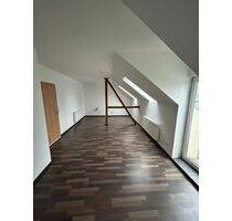 Gemütliche DG 2-Zimmer mit Laminat, Wanne, Dusche und Balkon in ruhiger Lage - Chemnitz Sonnenberg