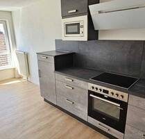Wunderschöne, helle und renovierte 2-Zimmer Wohnung mit neuer Einbauküche - Sulzbach-Rosenberg