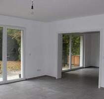 *** Komplett sanierte 4,5 Zimmer Erdgeschosswohnung mit Terrasse und Garten in Enger ***