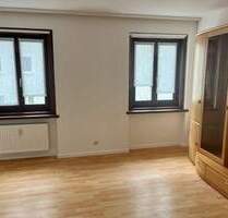 2 Zimmer-Wohnung in einem sehr gepflegten Haus in einer Seitenstraße und Sackgasse, 1. OG, Einbauküche, Tageslichtbad mit Badewanne - Nürnberg Steinbühl