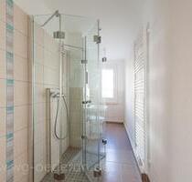 Dusche, Erdgeschoß, großer Balkon - 2 Zimmer Wohnung komplett renoviert - Oederan