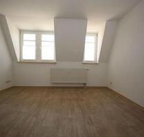 RENOVIERT! **Gemütliche 2-Zimmer-Dachgeschosswohnung mit großem Badezimmer zu vermieten** - Plauen Bahnhofsvorstadt