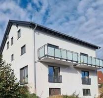 Bretzfeld. Neuwertige 4,5 Zimmer -Wohnung mit Balkon und EBK