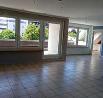 großzügige 3 Zimmer Dachgeschosswohnung mit Spitzboden und Balkon - Schweinfurt Haardt