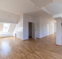 Bei Anmietung bis zum 30.06.2025 erstatten wir Ihnen eine Grundmiete! WG-taugliche 4 Zimmer Dachgeschoßwohnung! - Nürnberg Falkenheim