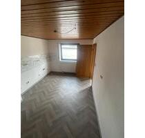 Großzügige 2 Zimmer Wohnung mit Vordergarten in Mannheim Schönau