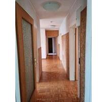 In Stuttgart steht ein großes, geräumiges Zimmer zur UntermieteWG