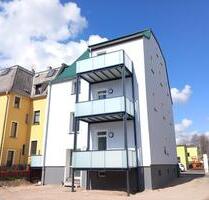 Erstbezug in Grundsaniertem Altbau: 2-Zimmer Wohnung mit Balkon, Einbaucküche, FuBoHzng und Carport - Neukirchen/Pleiße