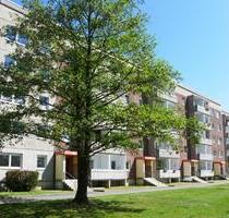 Wohnzimmer mit Küche und Balkon - Limbach-Oberfrohna