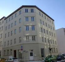 Renoviert mit Balkon und großem Wohnzimmer im Dachgeschoss - Halle (Saale) Damaschkestraße