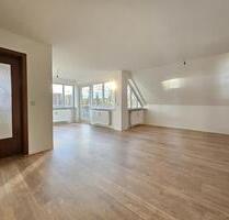 Super schöne 4-Zimmer Wohnung im Grünen mit Balkon komplett renoviert - Wilkau-Haßlau