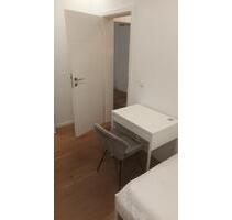 Renoviertes WG-Zimmer in Wohngemeinschaft mit Einbauküche und Aufzug - Nürnberg Rabus