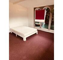 Sonnige 2,5 Zimmer Wohnung mit BW, WM, EBK und Gartennutzung - Hof Altstadt