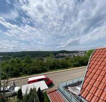 Exklusive 4,5 Zimmer -Dachgeschosswohnung mit 2x Balkone & Garagenstellplatz in Top-Lage von Blaustein-Ehrenstein