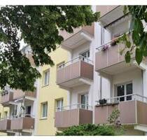 Frisch renovierte 2,5-Zimmer Wohnung in sanierter, ruhiger Wohnanlage, mit EBK und großem Balkon! - Fehrbellin