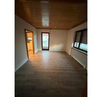 Renovierte 3 Zimmer Wohnung im 1. OG mit Küche,Balkon und Keller - Saarbrücken Brebach-Fechingen