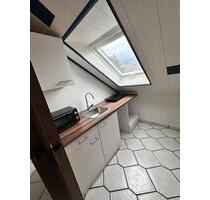 Gutes Zimmer mit Küche, Bad und WC sind gemeinschaftlich - Hochheim am Main