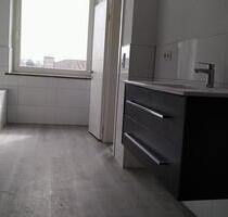 3 Zimmer KDB, WC, GWC - 1.210,00 EUR Kaltmiete, ca.  94,00 m² in Solingen (PLZ: 42653) Central