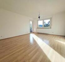 Helle 3-Zimmer-Wohnung - Balkon, WG geeignet, Keller - SIEMENS - Erlangen Am Anger