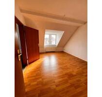 gemütliche 3- Zimmer Dachgeschosswohnung in beliebter Wohngegend - Altenburg