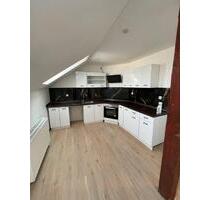 Helle neue 3 Zimmer Dachgeschoss Wohnung mit Einbauküche - Hof Altstadt