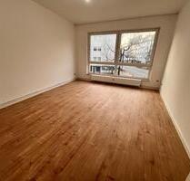 Direkt am E-Damm - helle, renovierte Zwei-Zimmer-Wohnung in zentraler Lage! - Hannover Nord