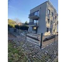 Neuwertige 2-Zimmer-OG-Wohnung mit Dachterrasse und EBK in Frankfurt-Unterliederbach - Frankfurt am Main