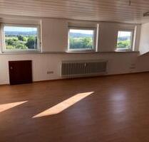 Helle 2 Zimmer DG Wohnung - Zentrale Lage in 35452 Heuchelheim - Heuchelheim a. d. Lahn