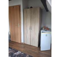 Privat ..Kleines WG-Zimmer in Dachgeschoß zu vermieten. - Frankfurt am Main Fechenheim