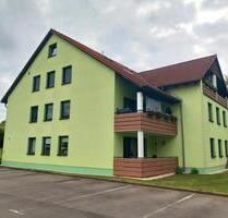 großzügige 2-Zimmer Wohnung mit Terrasse, PKW-Stellplatz und Einbauküche in beliebter, ruhiger Lage in Langenhessen - Werdau