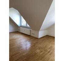 *** Schöne 2-Zimmer im DG mit Parkett und EBK in toller Lage! *** - Chemnitz Helbersdorf