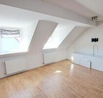 Helle 2 Zimmer Dachgeschoss Wohnung - Schöneck